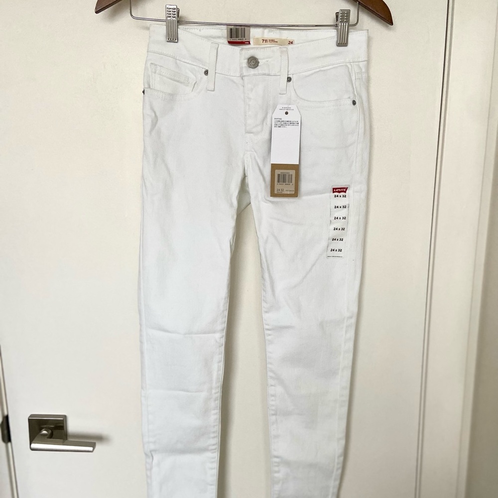 NWT White Levi’s 711 Skinny Jeans, Size 24